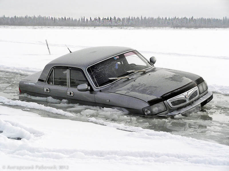 15 ноября, провалился под лёд на реки Тасеевой еще один автомобиль – NISSAN TЕRRANO
