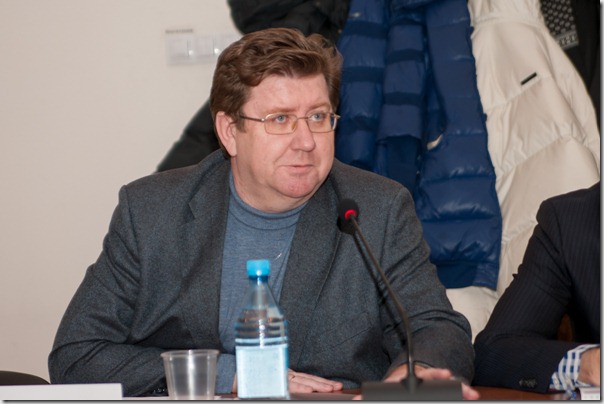 Выступает Станислав Лифарь, директор красноярского представительства ОАО «Евросибэнерго». Фото Ирины Якуниной